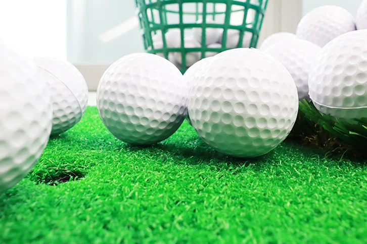 25 weiße Indoor Golfbälle – Image 3